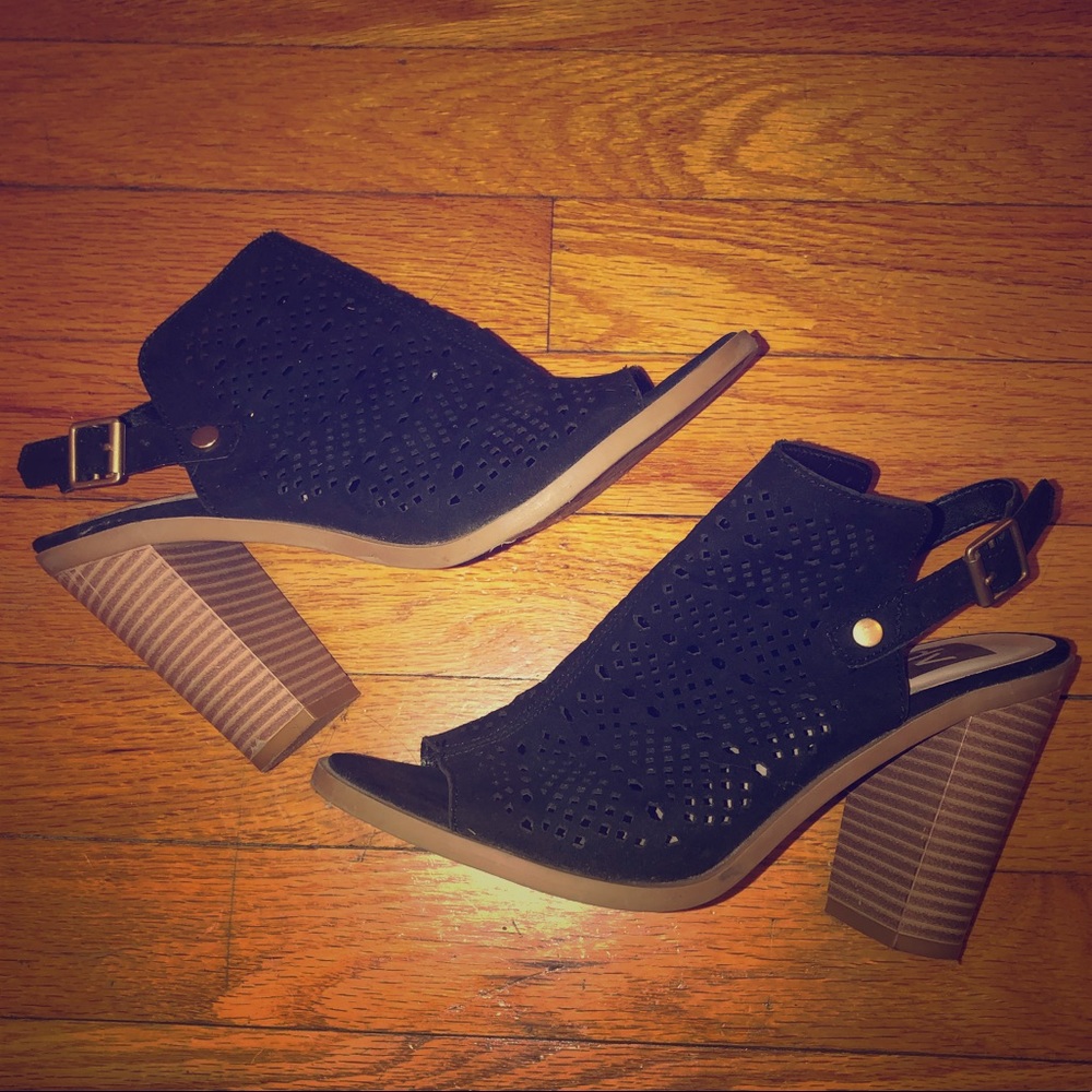 • Black Heel • Size 6 •